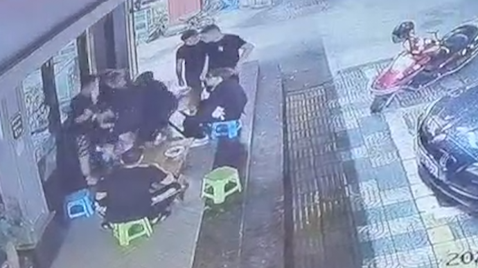 陌生男子夜宵店骚扰殴打女性，警方：行政拘留13日