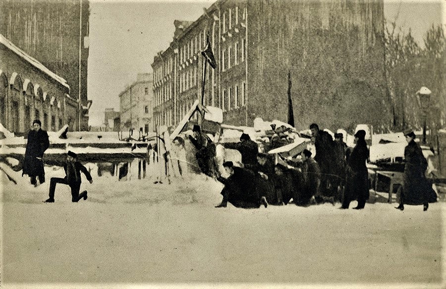 《1905年底莫斯科起义期间街垒上的革命者》