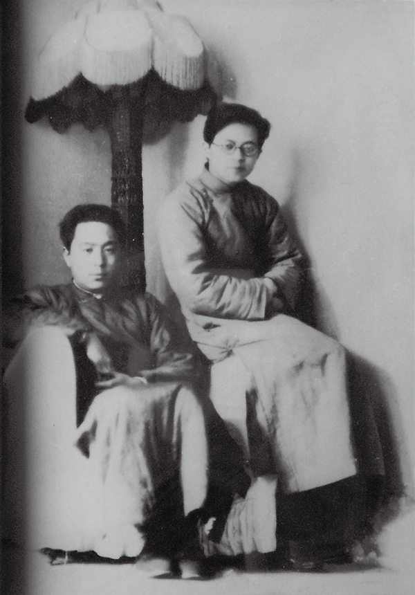 1934年靳以与卞之琳摄于三座门大街十四号
