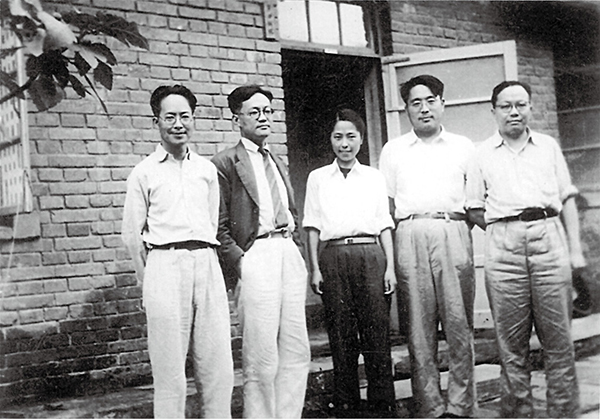 1949年第一次文代会期间摄于沈从文家,自左至右依次为:沈从文、巴金、张兆和、靳以、辛笛。