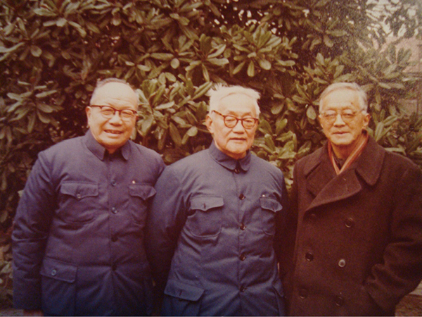 1978年摄于上海巴金家花园,右起:卞之琳、巴金、辛笛。