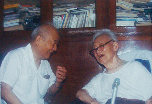 1990年6月萧乾与巴金摄于巴金家的客厅