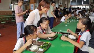 广东一中学推青菜就白饭“危机体验餐”：为提高勤俭节约意识