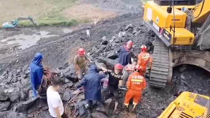 九江一矿山山体滑落砸中挖掘机，司机受伤被困