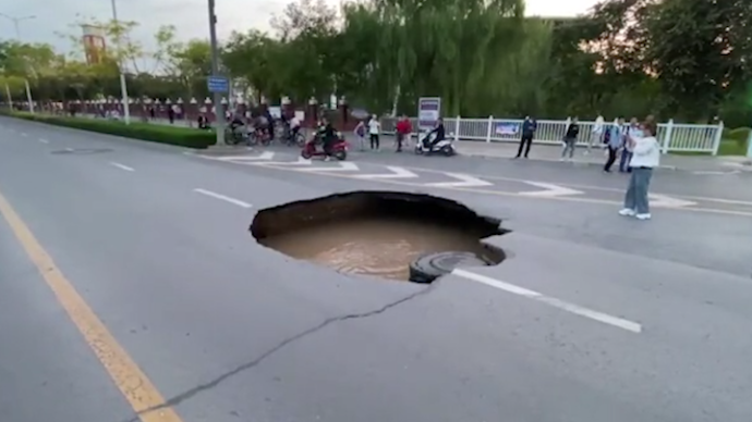 銀川一路面塌陷形成大坑,疑因自來水管道老化爆裂導致
