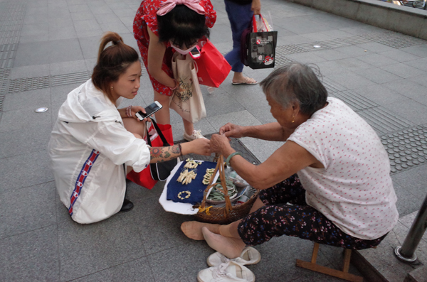 卖白兰花二十多年上海卖花阿婆们守着城市香气和记忆