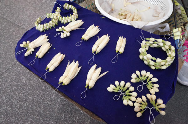 卖白兰花二十多年 上海卖花阿婆们守着城市香气和记忆