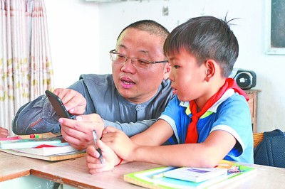 张海波（左）正在教学生合理使用手机。资料图片