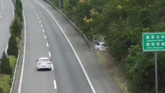 司機精神不集中沖出護欄，越野車幾近報廢