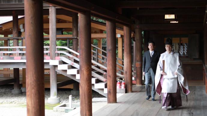 时隔7年安倍再拜靖国神社，自称“向英灵汇报”