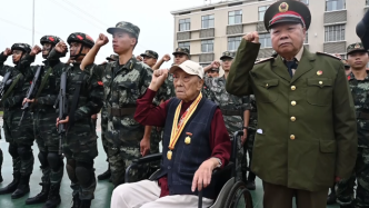 99岁老兵坐轮椅进军营，见新式装备感慨