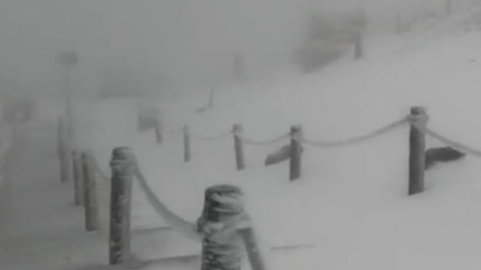南方尚艷陽,長白山天池已積雪