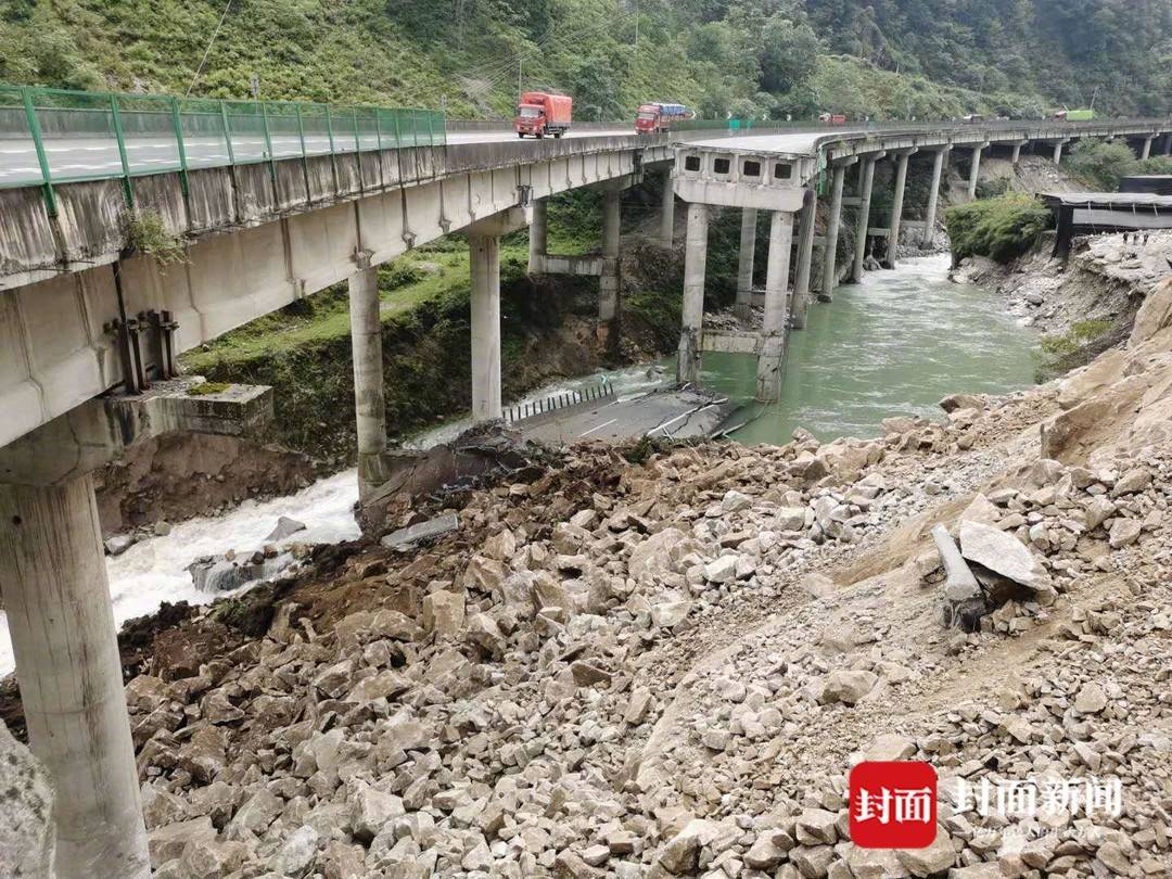 G50沪渝高速石柱段发生山体塌方 双向交通中断