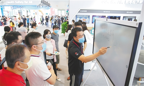 9月8日,在服贸会综合展区华为公司展台,工作人员向观众介绍华为企业智慧屏。 新华社 图