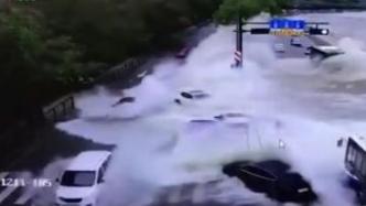 杭州：钱塘江潮水突然涌上堤坝，十多辆行驶中的汽车被冲散