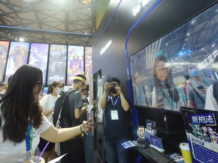 7月31日，参观者在中国国际数码互动娱乐展览会体验5G换脸技术 新华社发 资料图