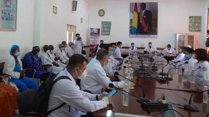 中国援几内亚医疗队举行交接仪式