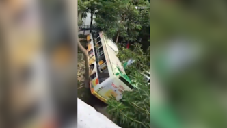 工程车脱钩，广州一故障公交车坠桥砸损数车