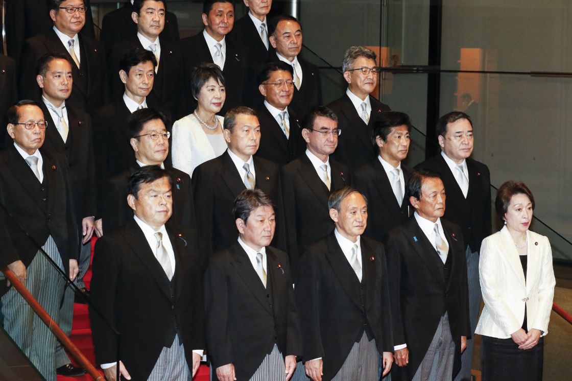 9月16日,在日本东京首相官邸,日本首相菅义伟(前排中)率阁僚合影。新华社 图
