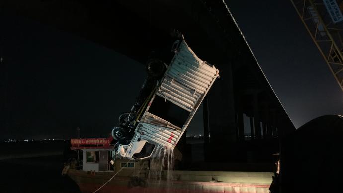 珠海货车坠桥事发17天后：唯一司机仍失联