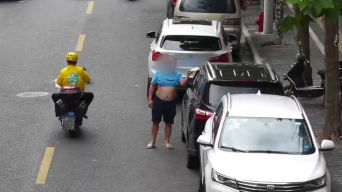 男子违法停车被罚，为泄愤怒撕整条街的“违停告知单”