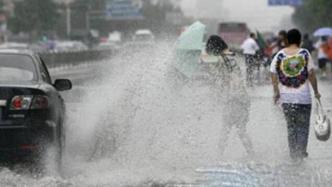 雨天轿车疾驰溅起积水淋湿路人，宁波一车主被罚款200元
