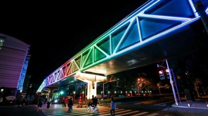 上海松江大学城新添彩色天桥，颇具“赛博朋克”风