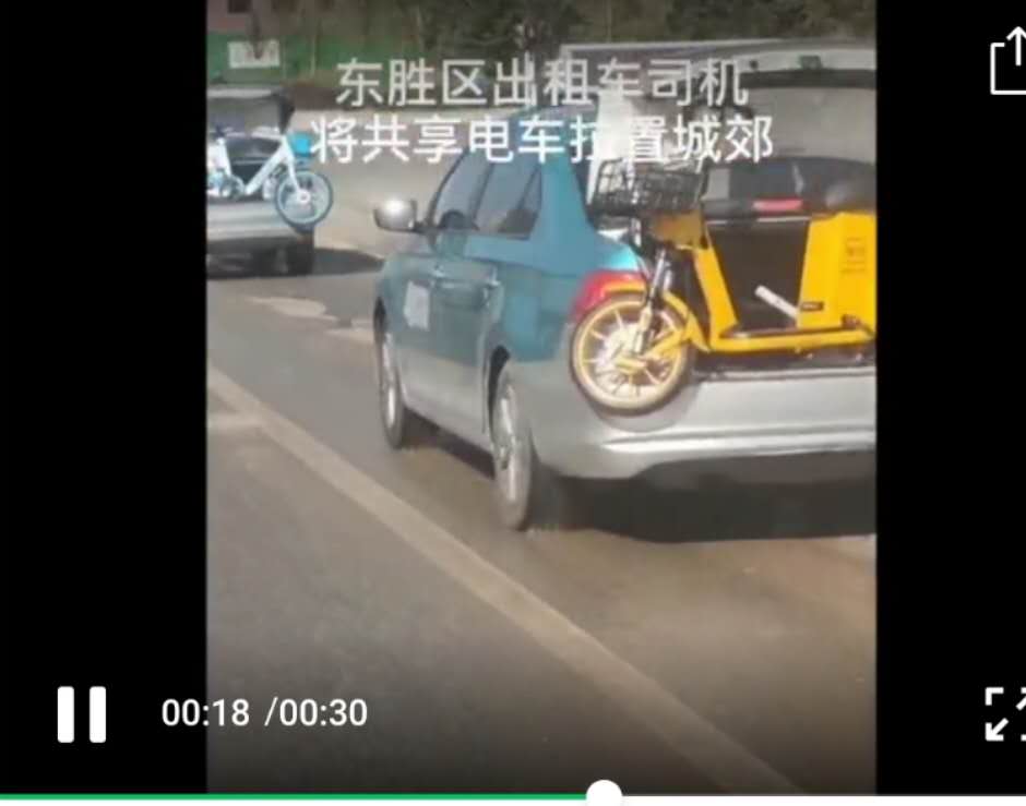 出租车司机将共享单车运往郊区。图片来源：鄂尔多斯广播电视台