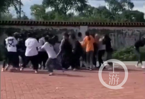 30多名女学生街头斗殴。图片来源/视频截图