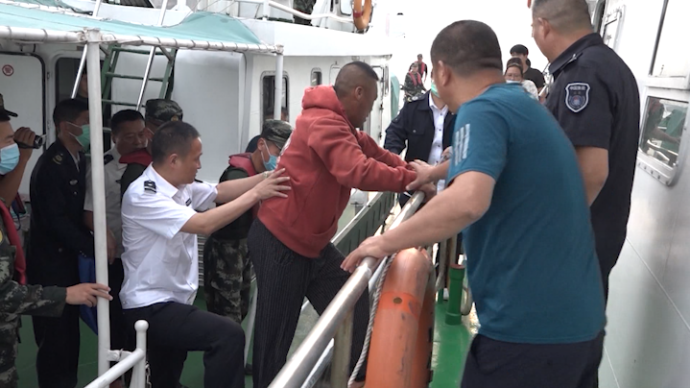 漁民捕撈時(shí)突發(fā)疾病,漁政部門(mén)派船和醫(yī)務(wù)人員出海救援