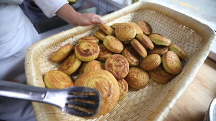 西安一家三代做手工月饼：成品每个都是80克，手和秤一样准