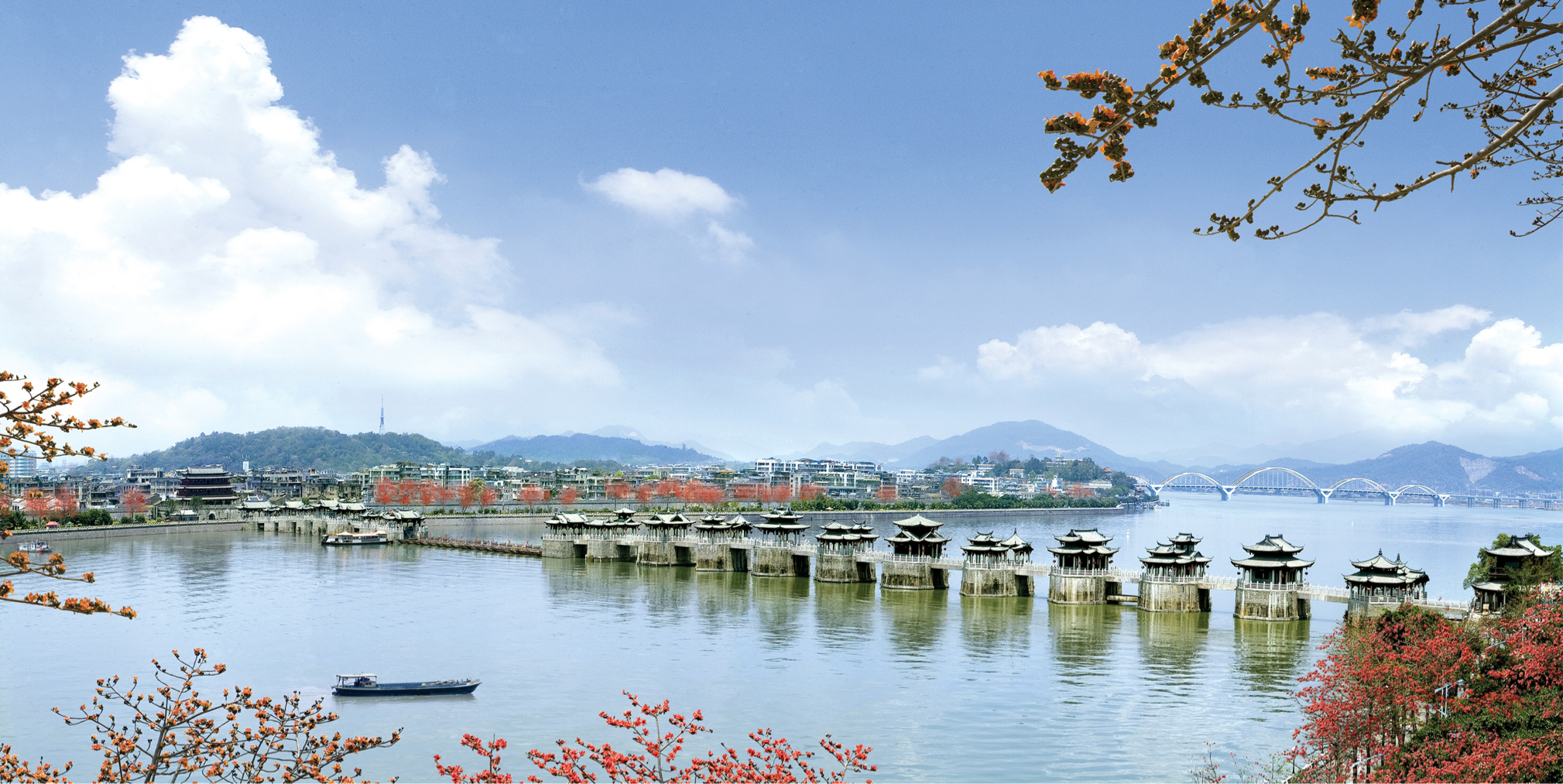 广济桥 张伟雄摄伴随着旅游业的发展,骤增的人流量和车流量,给潮州