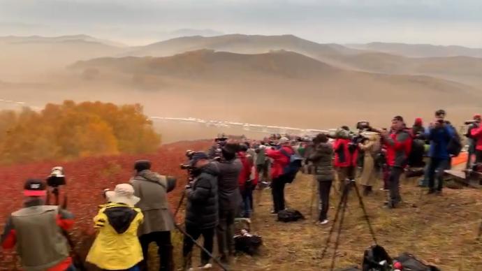 数百名摄影爱好者围拍乌兰布统秋色，有人凌晨起床占位