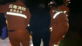 男子坠河受伤，消防员脱下外套为他取暖