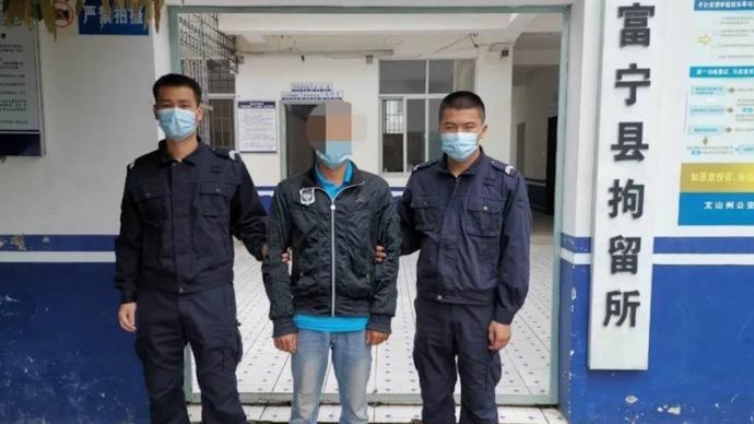 男子為躲避檢查加油門掉頭,刮傷民警撞客車后逃離