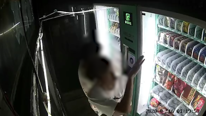 偷自动售货机内食品，男子还对着监控尬舞挑衅