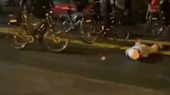 美国警察推自行车碾轧抗议者头部，正遭调查