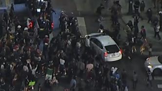 轿车冲入洛杉矶示威人群，遭抗议者追逐打砸
