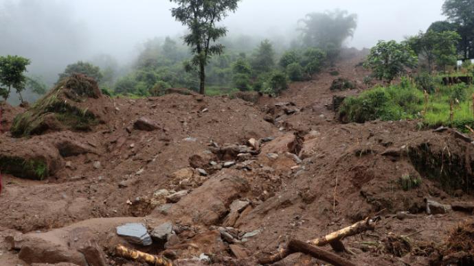 尼泊尔强降雨引发泥石流，致一家九口身亡