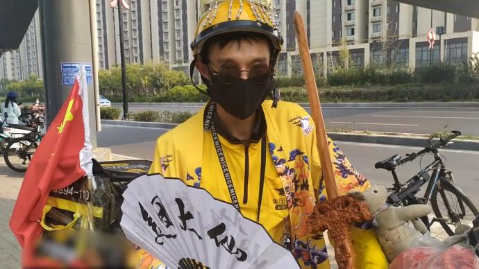 小哥穿皇帝装送外卖让顾客有不一样的体验