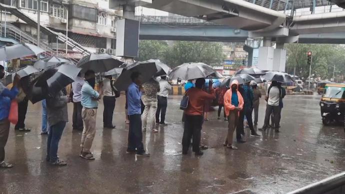 持续强降雨，印度孟买内涝致多机构暂停办公