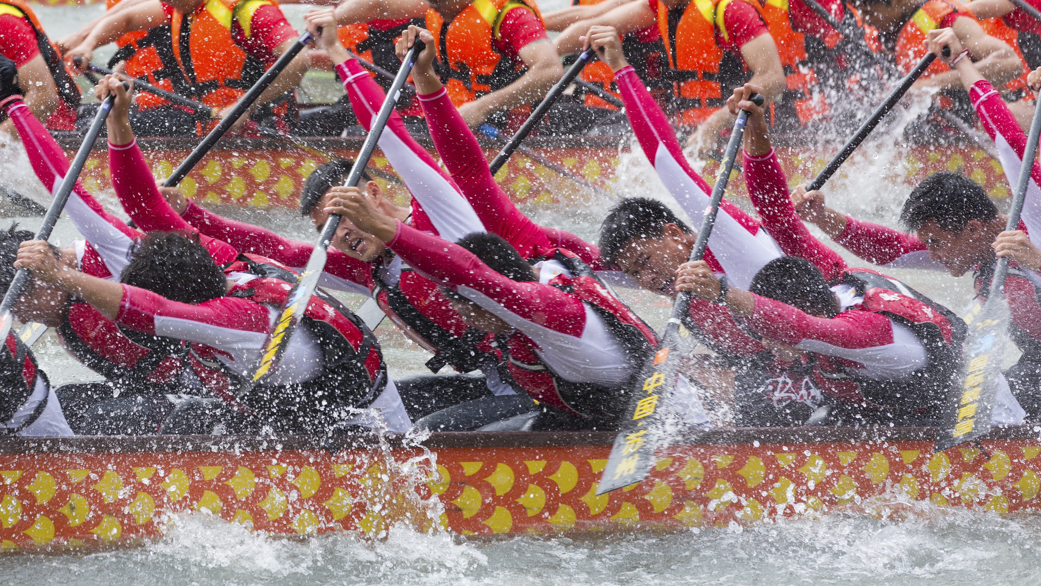 百舸争流上海苏州河城市龙舟邀请赛火热进行