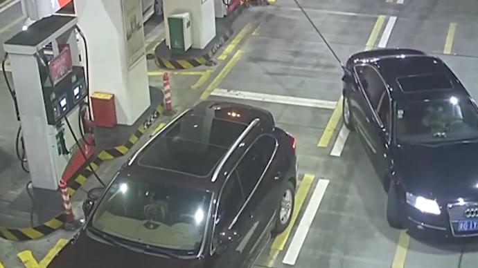 奧迪油沒加完就開車，加油槍被拉壞