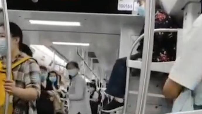 重庆一老太太爬上地铁车厢行李架上蹭坐，还不停抖腿