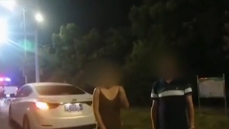 夫妻吵架争夺汽车方向盘，撞伤无辜行人