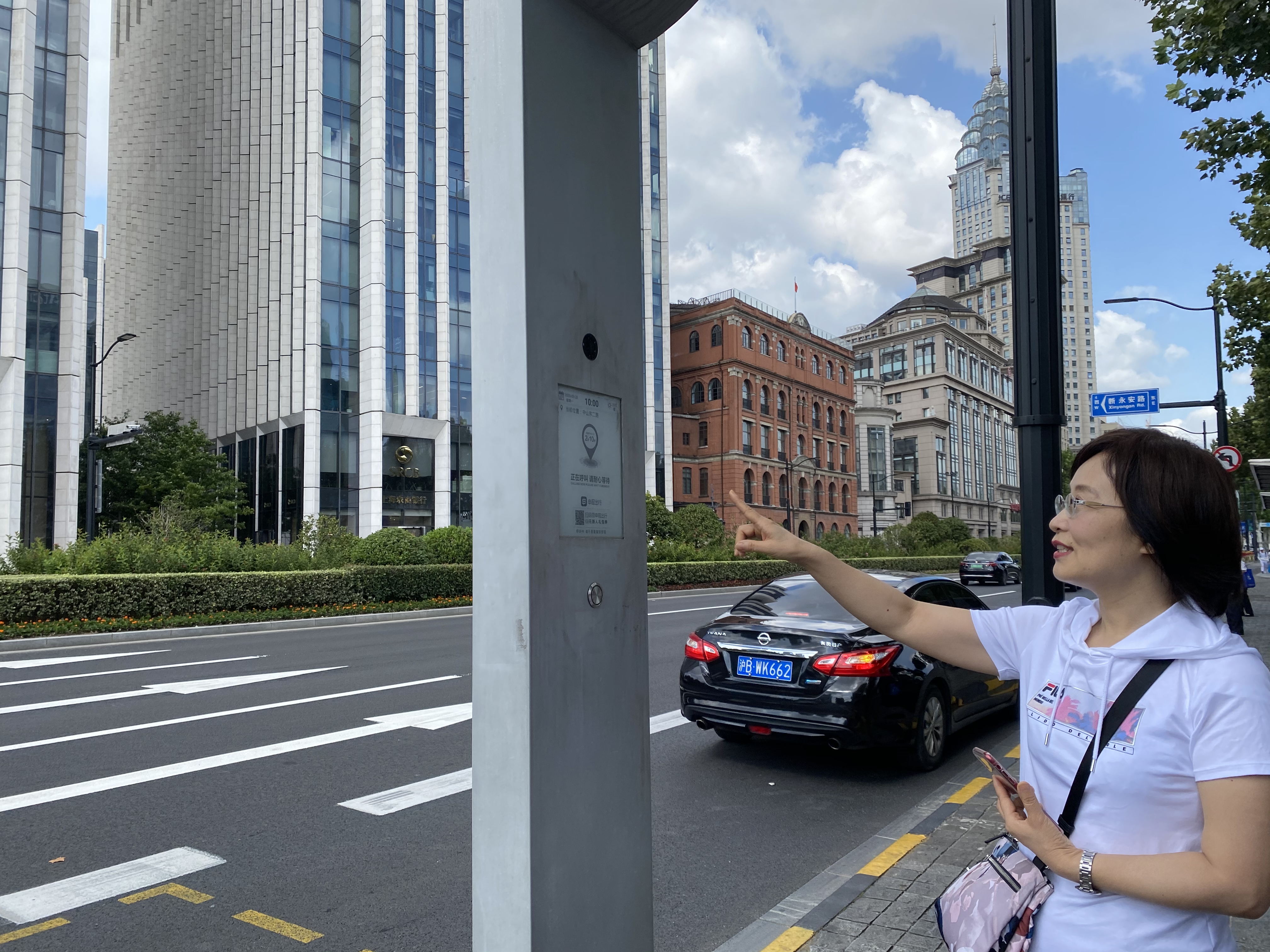 9月28日上午,市民吴女士按下中山东二路出租车候车点的一键叫车按钮.