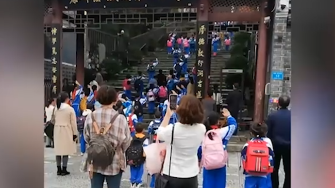 小學(xué)放國歌，校門口上演“畫面瞬間靜止”