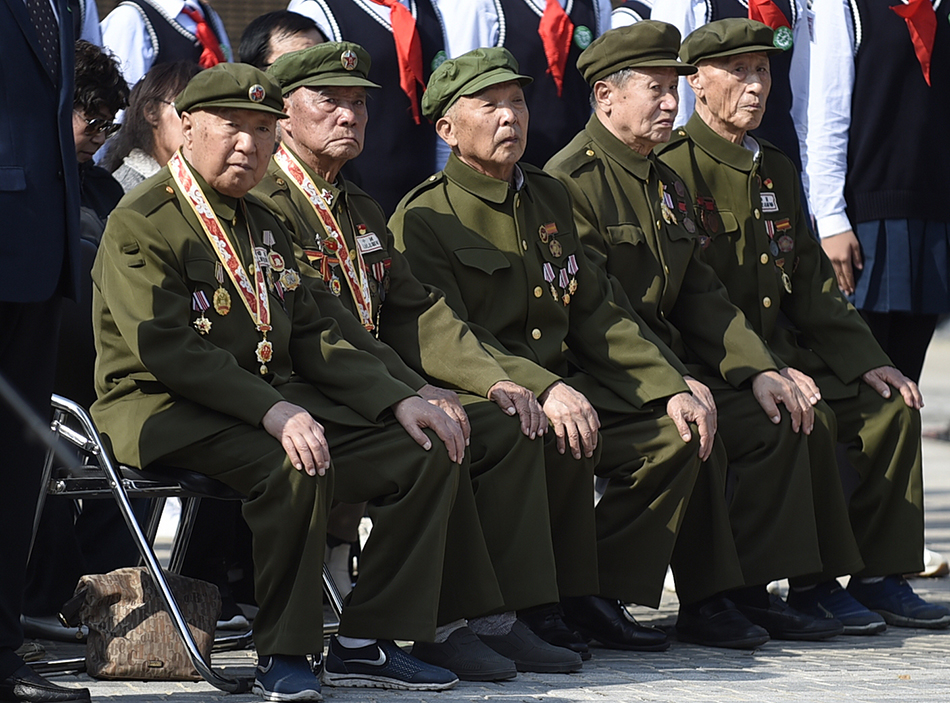 9月28日，志愿军老战士代表参加安葬仪式。.JPG