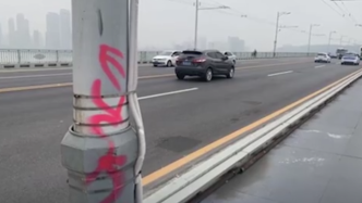 武汉长江大桥遭人涂鸦，人行道成大花脸
