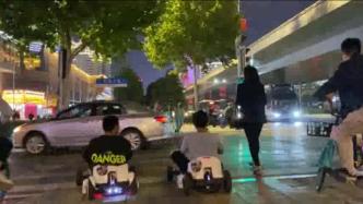 武汉两男子开卡丁车上街过人行横道，交警：不得上路